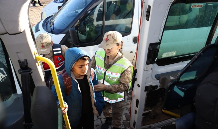 Bingölde jandarma, okul çevrelerini ve servislerini denetledi