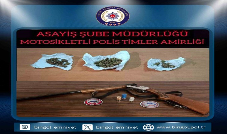 Bingölde üzerlerinden uyuşturucu ve ruhsatsız silah çıkan 2 kişi yakalandı