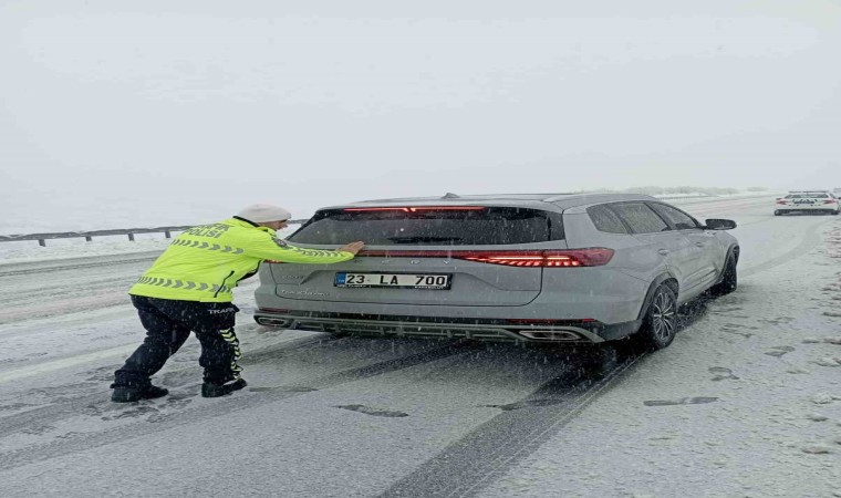 Bingölde yolda kalan sürücülerin imdadına polis ekipleri yetişti