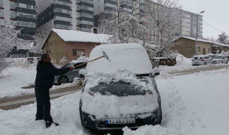 Bitliste kar yağışından dolayı 165 köy yolu ulaşıma kapandı