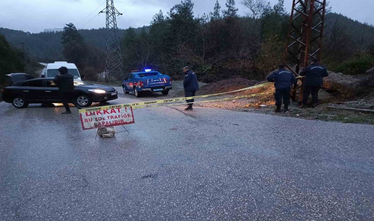 Bucakta heyelan riski: Pamucak-Sarıdere yolu trafiğe kapatıldı