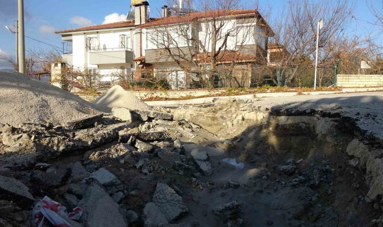 Burdurda sokakta oluşan göçük 4 eve zarar verdi, 1 ev çökme tehlikesi nedeniyle mühürlendi