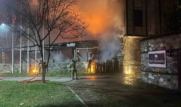 Bursada 2 katlı otelin çatısında yangın: Alevler geceyi aydınlattı