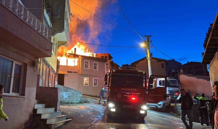 Bursada çıkan yangında 3 ev kullanılamaz hale geldi