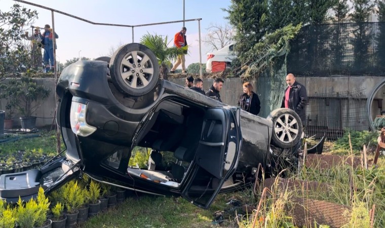 Bursada kontrolden çıkan araç çiçek bahçesine uçtu : 2 yaralı