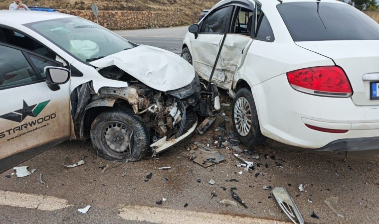 Bursanın İnegöl ilçesinde meydana gelen kazada 2 otomobil çarpıştı: 4 yaralı