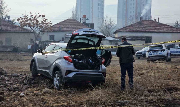 Çalıntı plakalı araçla polisin dur ihtarına uymayan şüpheliler yakalandı