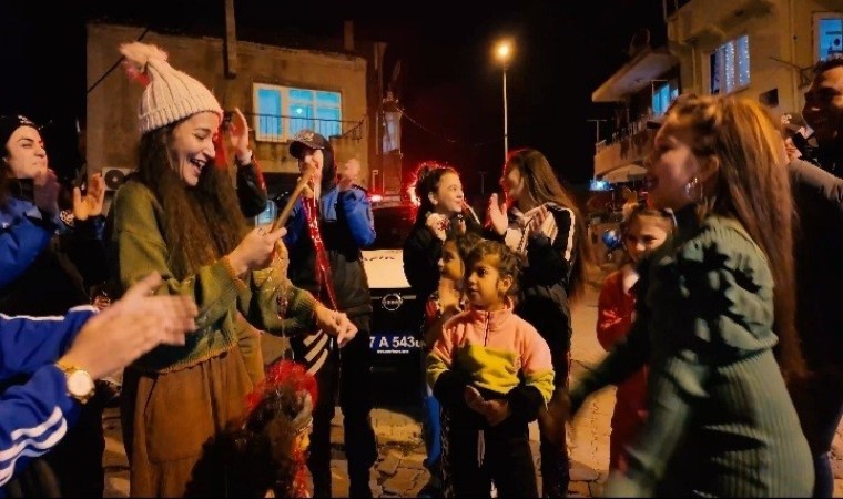 Çanakkalede polislerden çocuklara yeni yıl sürprizi