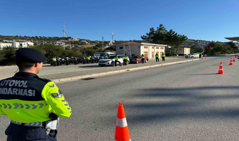 Çeşmede 39 düzensiz göçmen yakalandı, 2 organizatör tutuklandı