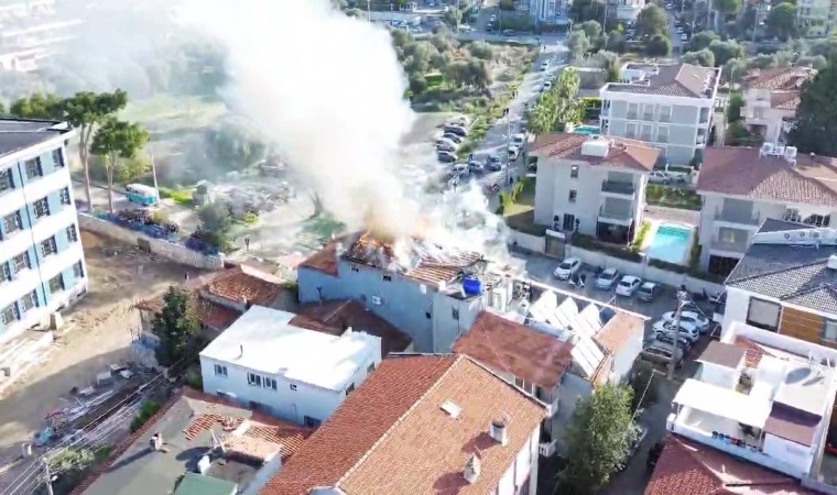 Çeşmede motel yangını: Çatı alev alev yandı