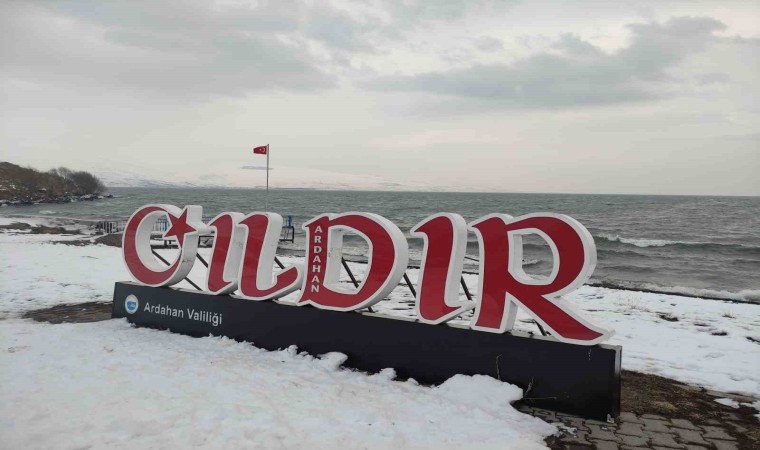 Çıldır Gölü donmadı, turizmciler tedirgin