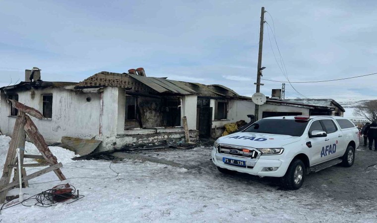 Çıldırda çıkan yangında bir ev kül oldu