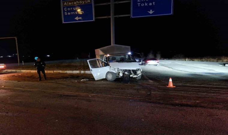 Çorumda kamyonet ile otomobil çarpıştı: 6 yaralı