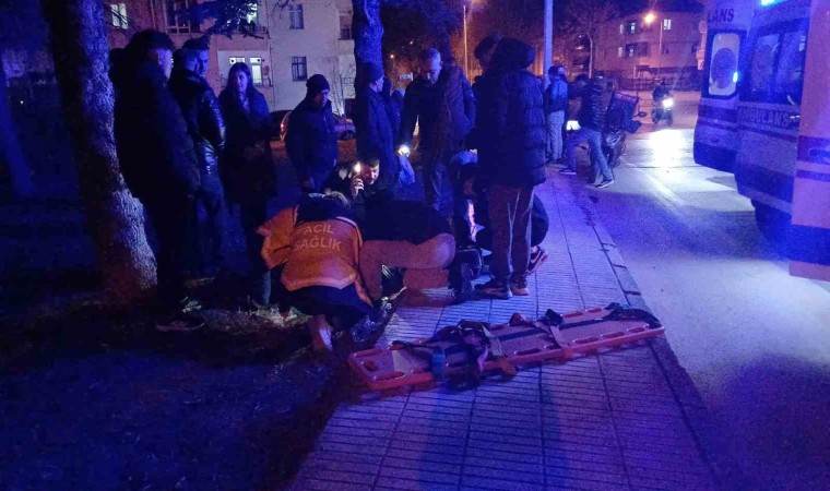 Çorumda motosiklet ile hafif ticari araç çarpıştı: 2 yaralı