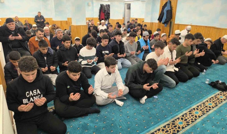 Darendeli gençler en uzun gecede cami de buluştu