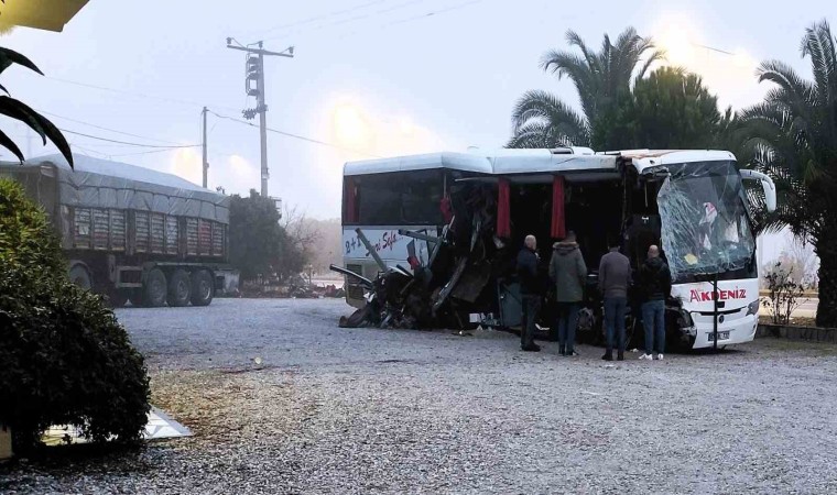 Denizlide feci kaza... Yolcu otobüsü akaryakıt istasyonundan çıkan tıra çarptı: 1 ölü, 20 yaralı