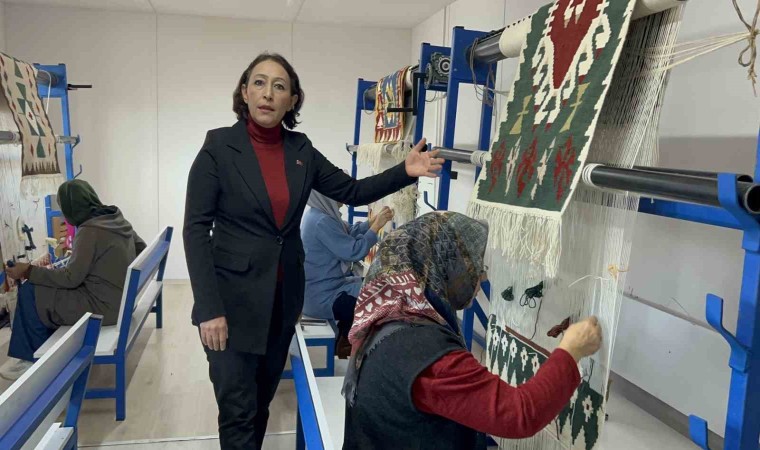 Depremzede kadınlar ilmik ilmik işledikleri Türk motifli halı ve kilimleri Japonyaya satılıyor