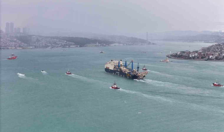 Derin denizlerde boru döşeme gemisi ‘Castorone İstanbul Boğazından geçti