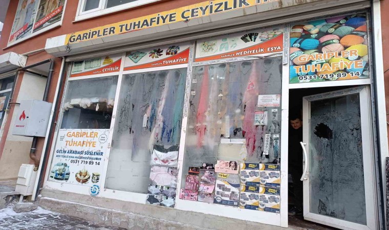 Diyadinde iş yerlerinin camları buz tuttu