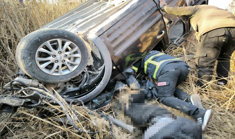 Diyarbakırda hafif ticari araç devrildi: 1 ölü, 1 yaralı