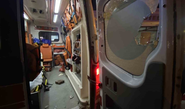 Diyarbakırda hasta taşıyan ambulansa taşlı saldırı