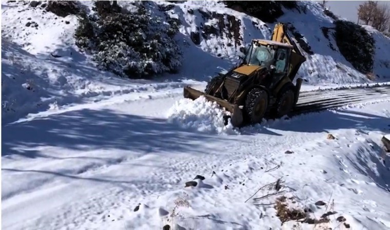 Diyarbakırda kardan kapanan yollar ulaşıma açıldı