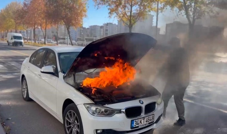 Diyarbakırda seyir halindeki otomobilin motoru alevlere teslim oldu