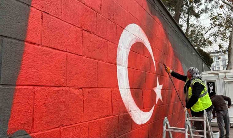 Dulkadiroğlu Belediyesinden duvar yazıları yerine Türk Bayrağı