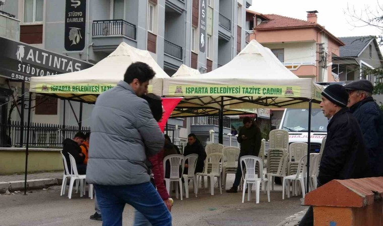 Düşen helikopterde şehit olan Astsubay İpekin evinin önüne taziye çadırı kuruldu