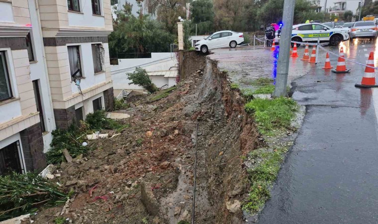 Duvar yıkıldı, otomobil altında kaldı