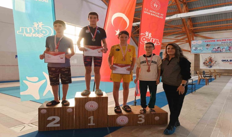 Düzcede 42 sporcu kulaç attı