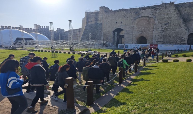 Efsaneleriyle ünlü Yedikule Hisarında rehberli gündüz turları devam ediyor