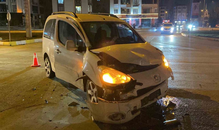 Elazığda hafif ticari araç polis aracı ile çarpıştı: 4 yaralı