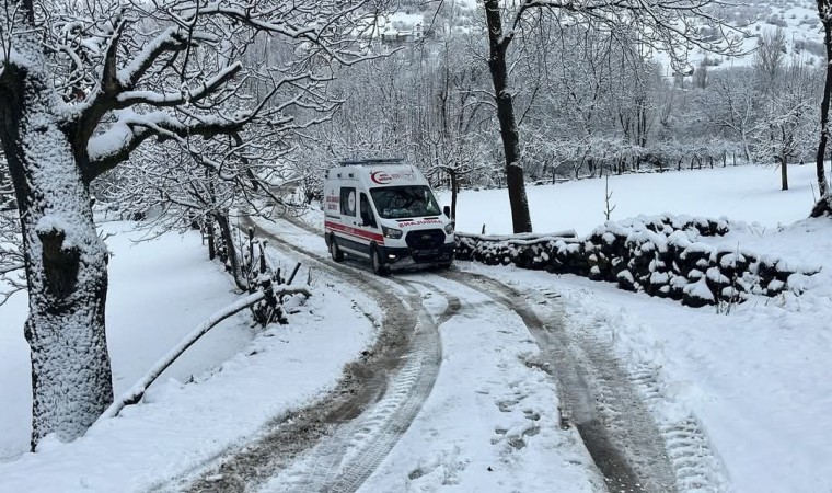 Elazığda kar nedeni ile köyde mahsur kalan hasta, yol açılarak hastaneye yetiştirildi