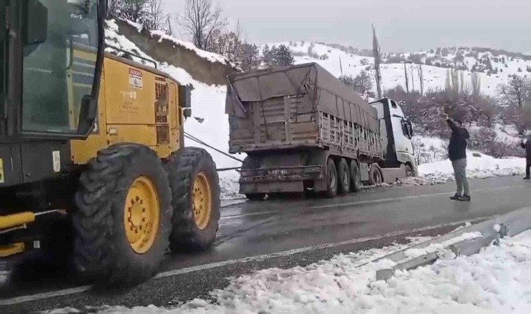 Elazığda karlı yolda kayarak yoldan çıkan tırı, ekipler kurtardı