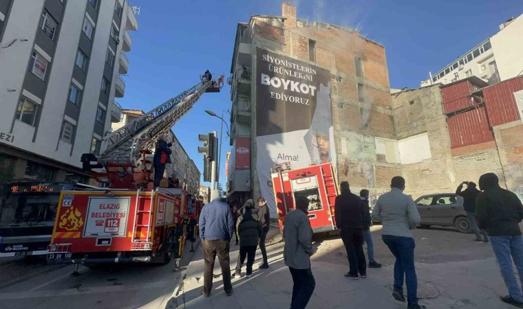 Elazığda korkutan yangın: Beyaz eşya deposu alevlere teslim oldu