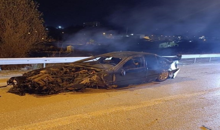 Elazığda otomobil aydınlatma direğine çarptı: 2 yaralı