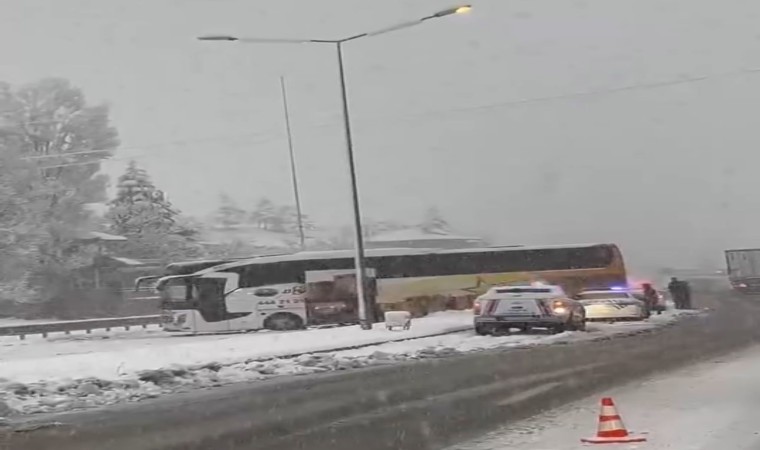 Elazığda yoğun kar yağışı trafiği felç etti: Kazalar ardı ardına geldi