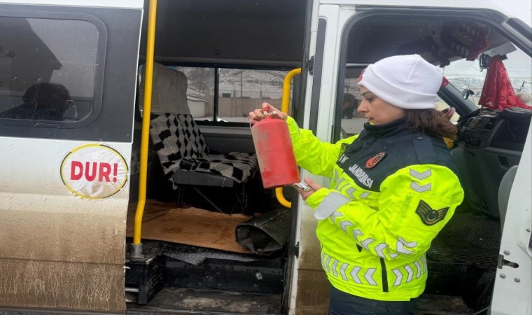 Eleşkirtte jandarmadan servis araçlarına denetim