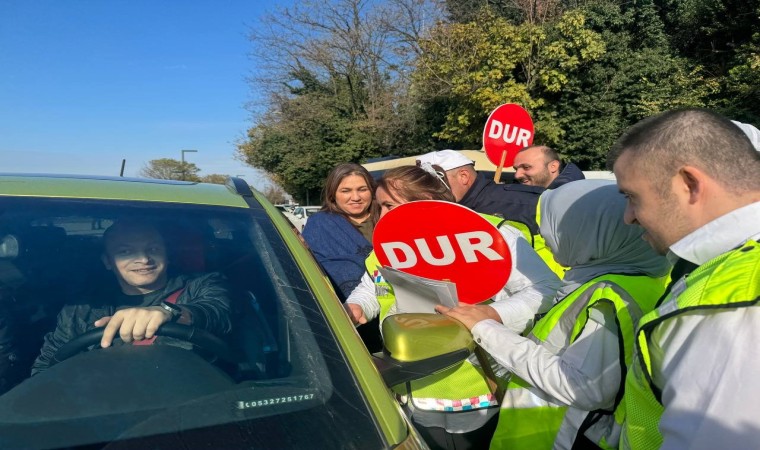 Engelli bireyler trafik görevlisi oldu, sürücüleri uyardı