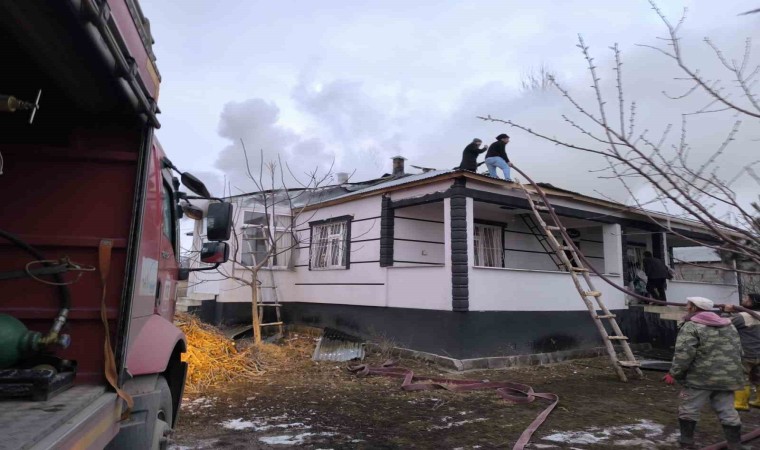 Ercişte çatı ve kazan dairesi yangını