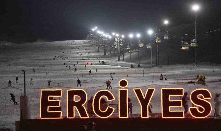 Erciyeste gece kayağı başladı