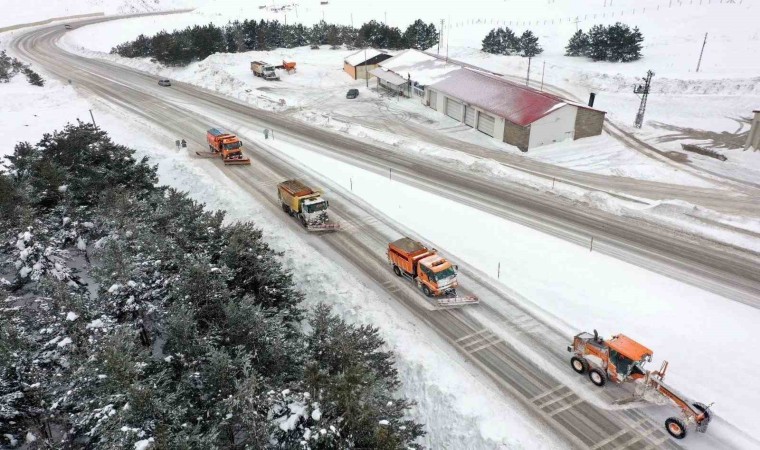 Erzincan güne kar yağışıyla uyandı