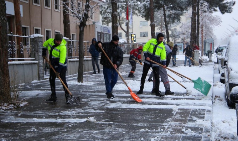 Erzincan şehir merkezinde karla mücadele devam ediyor