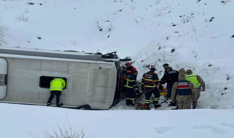 Erzincan-Sivas karayolu Sakaltutan mevkiinde bir otobüsün şarampole yuvarlanması sonucu çok sayıda kişi yaralandı. Olay yerine kurtarma ve sağlık ekipleri sevk edildi.