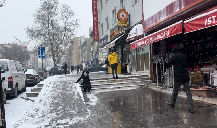 Erzincanda kar ve buzlanma düşmeye bağlı kırık vakalarını artırdı