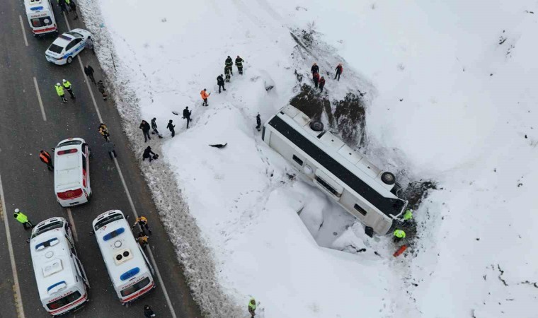 Erzincanda otobüs şarampole uçtu: 21 yaralı