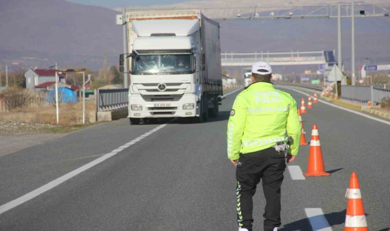 Erzincanda trafik ekiplerinden zorunlu kış lastiği denetimi