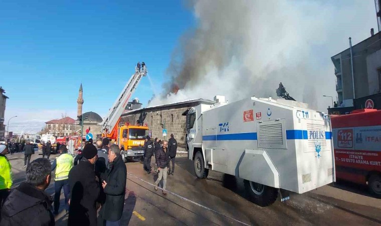 Erzurumda tarihi binada çıkan yangın söndürüldü