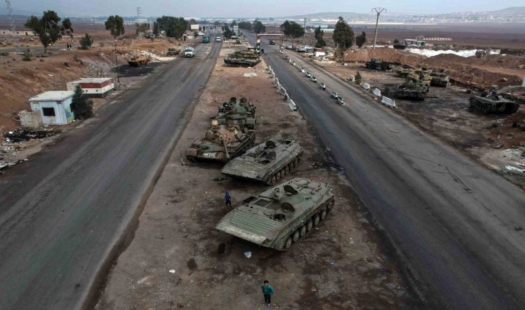 Esaddan geriye Şamın girişine konuşlandırdığı tanklar kaldı